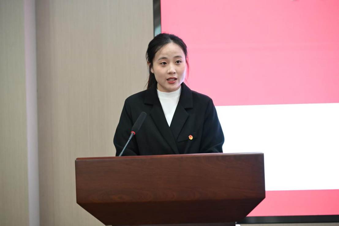 穿西装的男子站在桌子上 AI 生成的内容可能不正确。