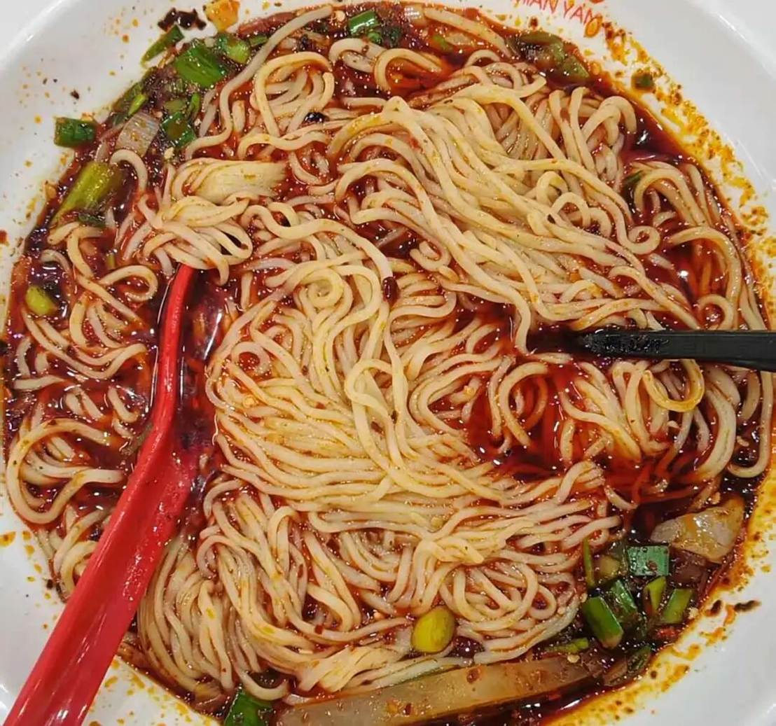 盘子里有炒面 AI 生成的内容可能不正确。